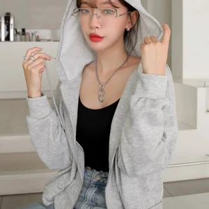 zip hoodie  - använder aldrig,jätte fin sälja eftersom det är inte mina stil , passar även xs-m sälja för 80+frakt,skriv om du intresserad ❤️‍🩹