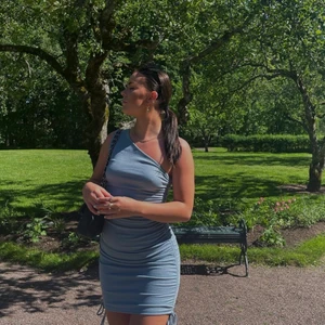 Klänning shein - Rensat garderoben, så om du vill ha flera plagg kan vi fixa paketpris & samfrakt 😄 står M i klänningen men den sitter som en S passar även xs, går att justera hur lång man vill ha den med banden på sidorna!