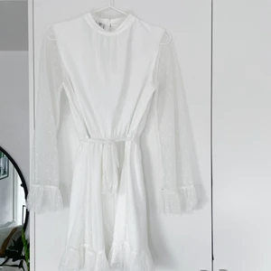 Perfekt studentklänning - En vit supersöt klänning i storlek 36. Passar perfekt till studenten! Endast använd vid ett tillfälle. Storlek 36. 