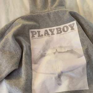 säljer denna gråa Playboy hoodie för att den ej kommer till användning. Trycket har försvunnit lite men annars fint skick. Sitter oversized på mig som brukar ha S-M. Kontakta vid intresse o va inte rädd för att ställa frågor. Buda gärna☺️💞🌸