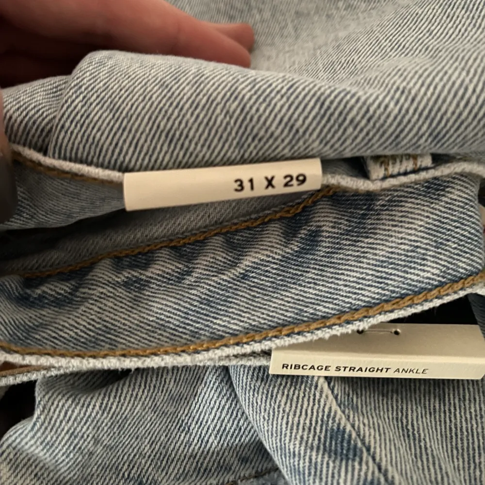 Säljer ett par HELT NYA Levis jeans som tyvärr var för små för mig! Sjukt snygga! Knäppa med knappar fram. Nypris: 1160kr. Jeans & Byxor.