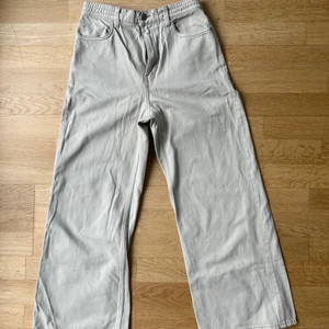 Weekday denim trouser / jeans wide 36 - Weekday vida / wide leg jeans i beige / ljus färg stl 36 i fint skick. Hela och rena ocv sparsamt använda. Byxlinning med knapp, gylf och resår bak. Fickor fram och bak. Rökfritt hem.