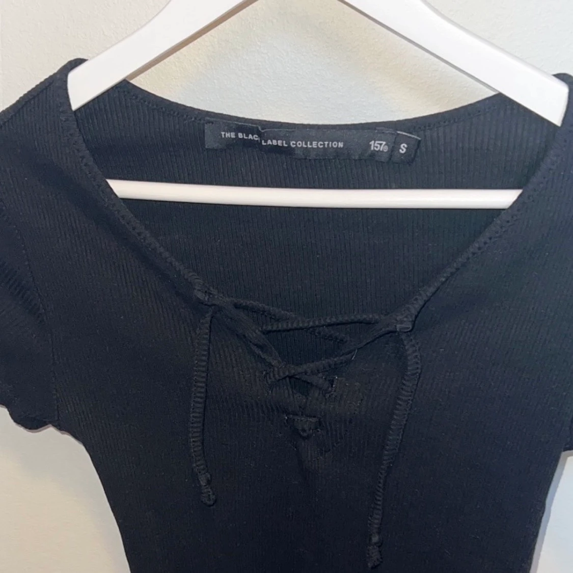 Svart topp med snören i S - 90