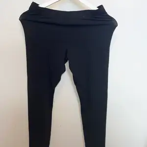 Svarta sport tights ifrån Nike. I storlek M (Äkta). har ett behagligt matreal, aldrig använda✨