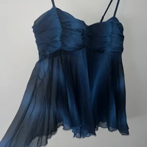 Topp - As cool festtopp! Är köpt secondhand och i bra skick, skiftar i blått och svart och är perfekt inför varmare dagar❤️‍🔥❤️‍🔥