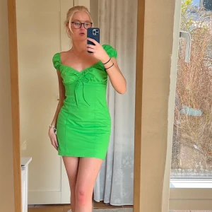 Bershka klänning  - Satt lite för tight på mig så har inte använt den mer än när jag provat den som på bilderna! 300 inklusive frakt 🥰