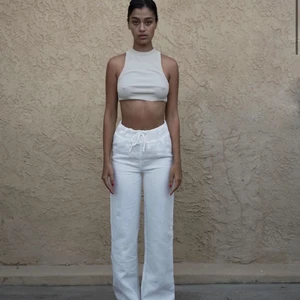 Linnebyxor  - Superfina linnebyxor från Alice Stenlöfs märke a-dsgn. Endast använda 3 gånger. Perfekta byxor till sommaren!