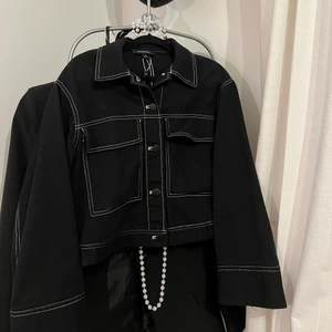 Jeansjacka  - Svart jeansjacka med vita sömmar. Passar perfekt under våren. Köpare står för frakten:)