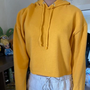 hoodie - Hoodie köpt för många år sedan på H&M som inte längre är min stil. En liten liten fläck som verkligen knappt syns (sista bilden). Annars felfri 💓 Tror den är i strl S (tjejen på bilden är en XS så det beror helt hur man vill att den ska sitta, passar säkert en M också).