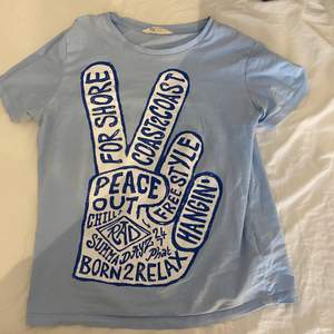 as cool t-shirt med så fin blå färg💙💙
