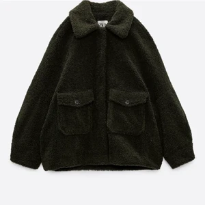 Zara grön teddyjacka - Grön teddyjacka från zara. Har för mig att den är helt slutsåld. Köpt för 700 säljer för 266 inkl frakt. Använd fåtal gånger, fint skick.