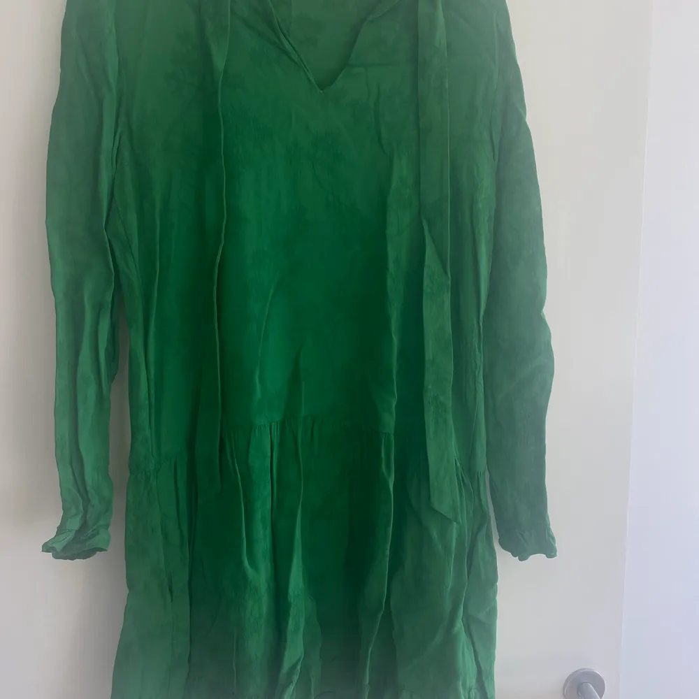 Jättefin grön klänning 👗 som säljs pågrund av att den är för liten . Klänningar.