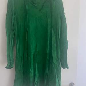 Jättefin grön klänning 👗 som säljs pågrund av att den är för liten 