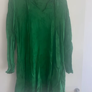 And other stories klänning  - Jättefin grön klänning 👗 som säljs pågrund av att den är för liten 