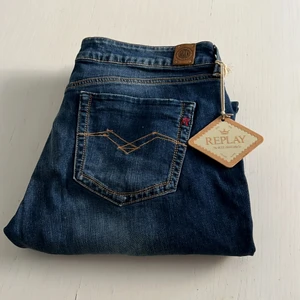 Replay jeans  - Säljer dessa replay jeans💙 måttet tvärs över midjan är 43 cm och innerbenslängden 84 cm. De är inte sålda än! 