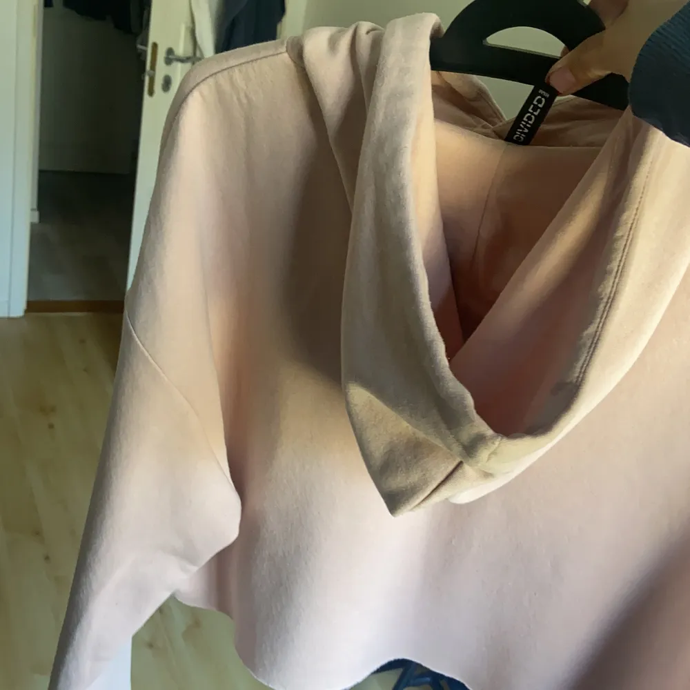 Crop top hoodie. Pinky color. From h&m. New 100% never worn before because it is not my size . Size M. Can send more pics if you like!❤️. Hoodies.