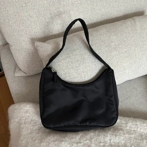 Svart väska WEEKDAY - Oanvänd!