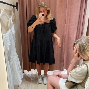 Perfekt sommarklänning - Säljer nu denna sååå fina klänningen fårn fina tricot. Storlek S. Köpt i somras men sparsamt använd så den är så gott som ny