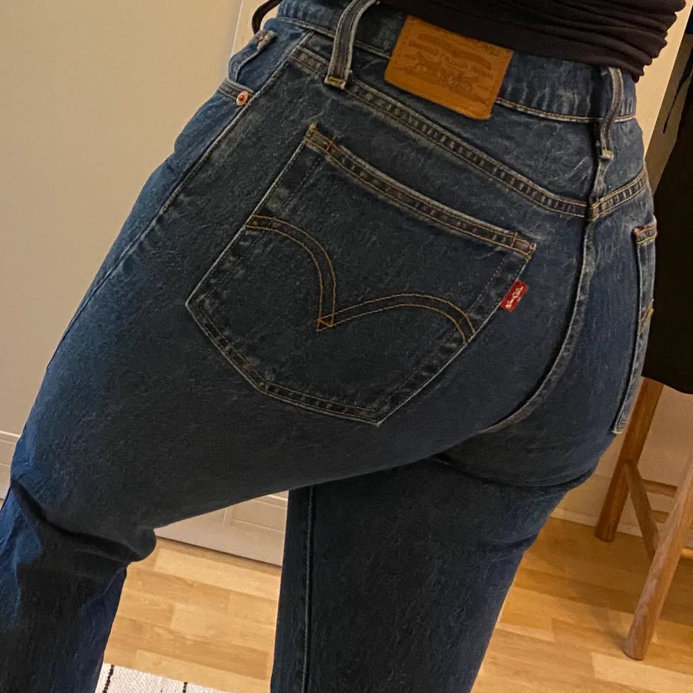 Jeans från Levi’s i modellen Wedgie Straight. Strl. 27, vet dock inte längden på byxorna men de är lite korta på mig som är 169 cm.. Jeans & Byxor.