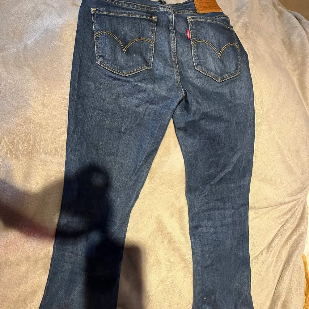 Ett par jättefina lågmidjade jeans från Levis. Dem har använts men är fortfarande i väldigt bra skick . Jag kan mötas upp i söder men annars står köparen för frakten!💕. Jeans & Byxor.