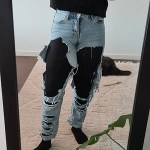 Distressed vintage jeans - Vintage jeans från Pull&bear som jag köpte på second hand för inte så länge sedan, med förhoppning att dom skulle passa. Storlek:32 XS (sitter alldeles för tajt på mig jag har vanligt vis S) leverans ingår i priset!