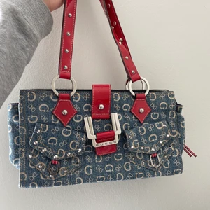 Väska från Guess - Super fin väska från Guess, secondhand och finns ej längre.