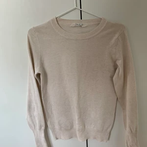 Vit stickad tröja  - Vaniljfärgad stickad tröja från primark. I väldigt bra skick och väldigt lite använd.