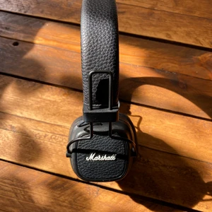 Marshall hörlurar  - Marshall hörlurar retro design. Major bluetooth III, fint och sparsamt skick. Några små avskavningar på färgen vid metallen. Nypris var ca 1500. Köpare står för frakt.
