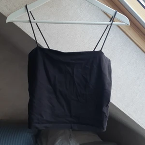 Svart linne - Svart croppat linne från Ginatricot köpt här på Plick! Aldrig använd då den är för liten för mig. 60kr inkl frakt 💫