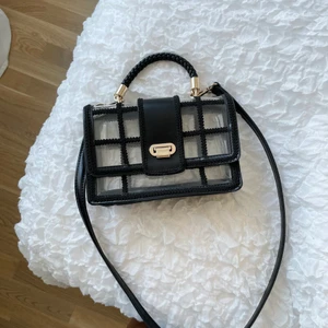 Axelremsväska från Zara  - Säljer en genomskinlig axelremsväska från Zara 🌝🌿 köptes för ca 1 år sedan och har använda ca 3-5 gånger, dvs är väskan i ett mycket fint skick. 