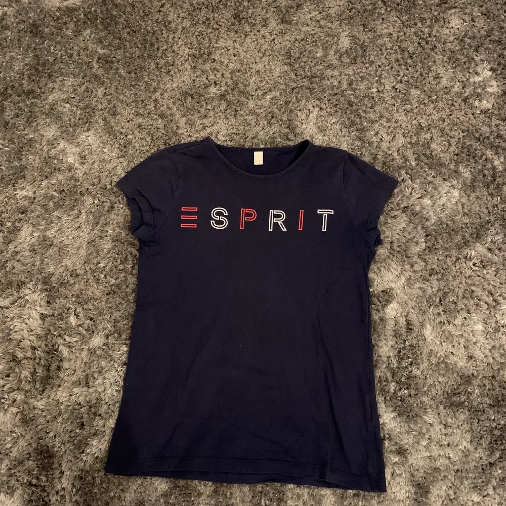 En marinblå T-shirt från Esprit i bra skick. Säljes då den tyvärr är för liten. Storlek 152/158 (12-13 år). Originalpris: 105kr, mitt pris: 35 kr. Köparen står för frakt.. T-shirts.
