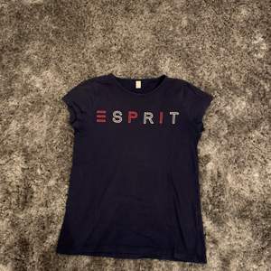 En marinblå T-shirt från Esprit i bra skick. Säljes då den tyvärr är för liten. Storlek 152/158 (12-13 år). Originalpris: 105kr, mitt pris: 35 kr. Köparen står för frakt.