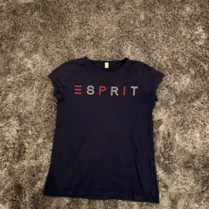 Esprit T-shirt  - En marinblå T-shirt från Esprit i bra skick. Säljes då den tyvärr är för liten. Storlek 152/158 (12-13 år). Originalpris: 105kr, mitt pris: 35 kr. Köparen står för frakt.