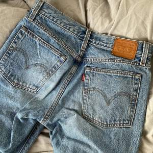 Levis jeans wedgie i strl 26, lite för små för mig i midjan! Knappt använda, super fint skick