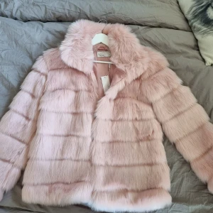 Nelly.com fake fur jacket. Storlek 36 - Från nelly.com helt oanvänd. Lapparna kvar. Köpt för 799kr. Storlek 36. Frakten kan diskuteras 🙂👍🏻
