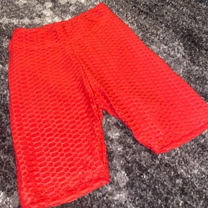 Tiktok leggings trekvartslånga  - Ett par röda ”tiktokleggins” som är i fint skick passa inte mig så inte använt dem mer än en gång. 65kr + 78kr frakt