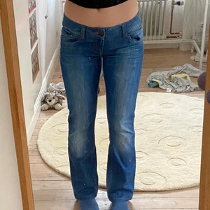Lågmidjade jeans only - Lågmidjade jeans från only, jättefint skick. Storlek w31 l34, men skulle säga att de snarare är längd 31. Lagom långa på mig som är 164. Frakt tillkommer, kan annars mötas o i Stockholm. Midjemått ca 87cm.