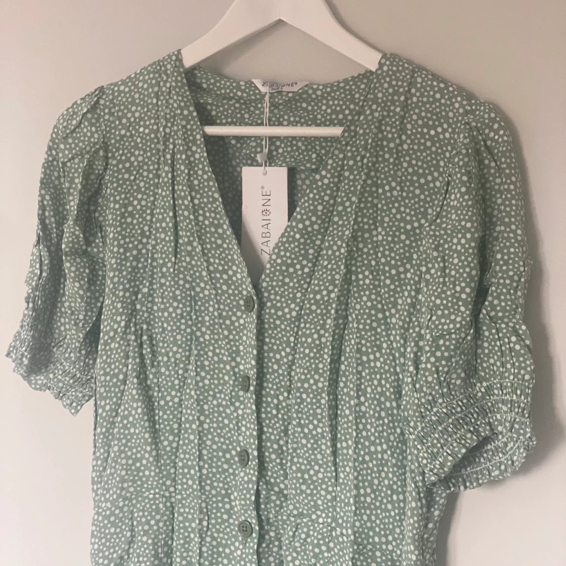 Grön prickig klänning med knappar - 90