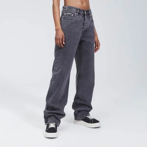 Eytys Benz 26 - Säljer dessa supersnygga Eytys Benz i stl 26. Byxorna är i jättefint skick och är sparsamt använda då de är lite stora på mig. Pris kan diskuteras vid snabb affär! Skickar gärna fler bilder ifall seriöst intresse finns🥰