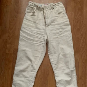 Beiga ”linne” jeans - Jeansen är i en beige nyans och är likt linnebyxor. De är i samma ”genomskinliga” tyg som linnebyxor brukar vara. (Man ser ej underkläder eller sånt).