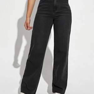 Jeans  - Säljer dessa utsvängda  jeans köpta från SHEIN. Jätte fina , fint material man känner att det är jeans. De passar tyvärr inte mig då jag är petite och ganska kort. Köpta för 220kr säljer för 170kr. Storlek är Xs! Ni står för frakten! 