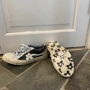 Golf le fleur converse - Extremt snygga skor i storlek 43, relativt sällsynta och har ett nypris på ca 3500. Dom är använda men inga större skador så skulle ändå säga att de är i fint skick. Priset är diskuterbart.