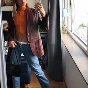 Vitt skärp - Smalt vitt skärp, lite glansigt och köpt vintage! 