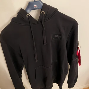 Alpha industries Hoodie - Storlek: S                                                                            Cond: 7/10                                                                              Nypris: ca 900kr                                                           
