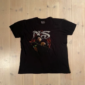 Vintage Nas T-shirt - En väldigt snygg Nas T-shirt. Den har inga fel vad jag kan se så skulle säga att skicket ligger på 8/10 bara lite urtvättad. Storlek Xl men kan passa en boxy L också!