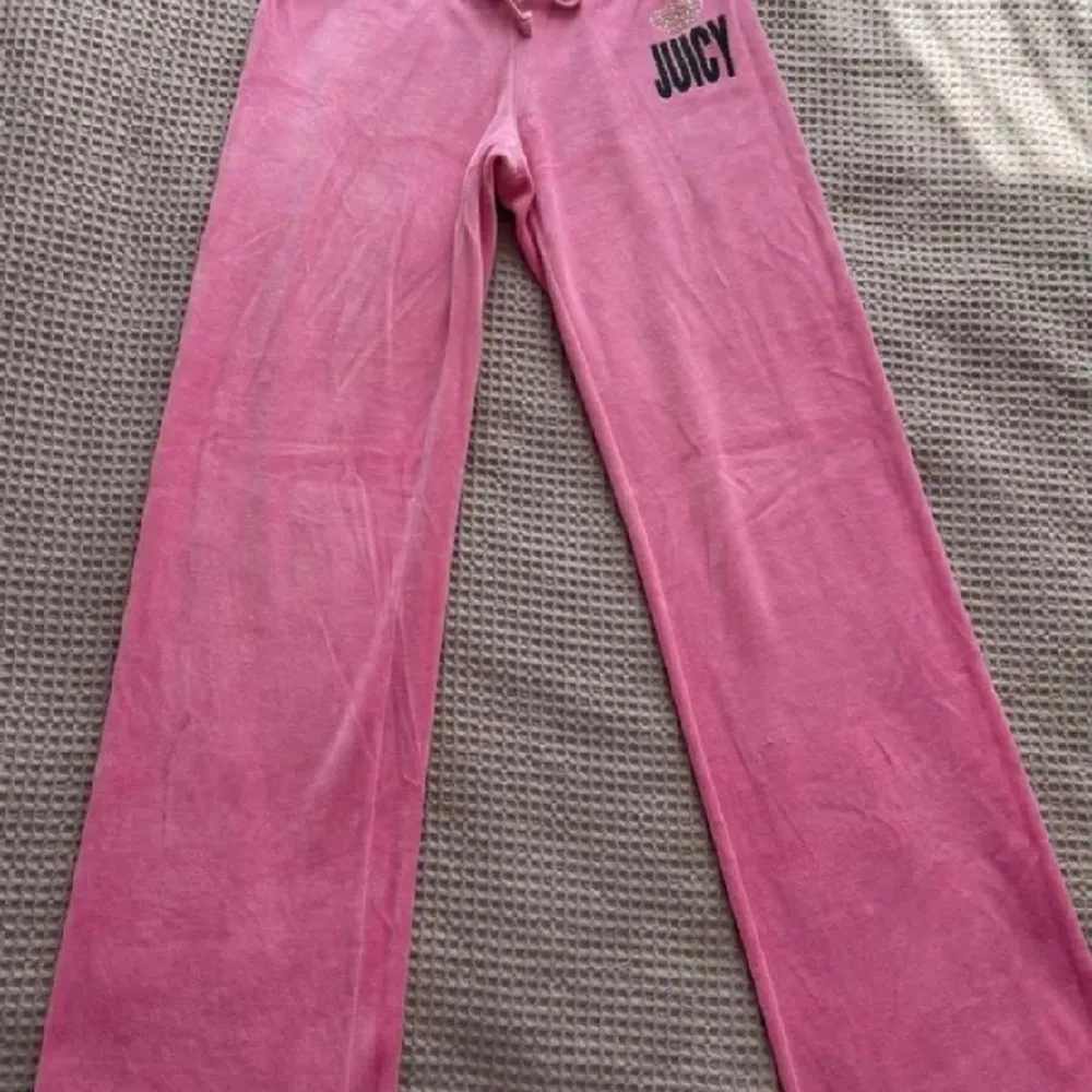 Hej säljer nu ett par byxor, använda få gånger i mycket bra skick. . Jeans & Byxor.