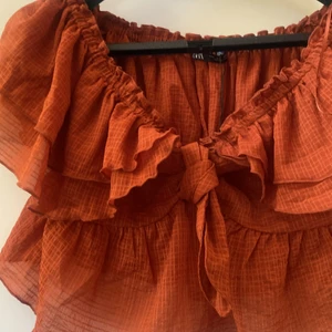 Orange blus  - Blus från zara, fint material och knappt använd 