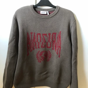 Weekday stickad tröja strl M - Säljer denna stickade tröja från weekday. Fint skick, använd men inga skavanker. Storlek M, fitpic i pm. Pris: 200kr! 