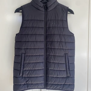 Väst  - Väst från everest i storlek 152/164 men upplever den som en Xs/S, 100+frakt 💗