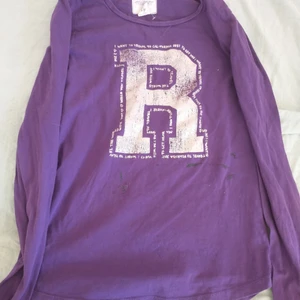 Lila tröja - Lila tröja strö 170 barn, väldigt använd med två otagbara fläckar. Tar kontant och Swish. 